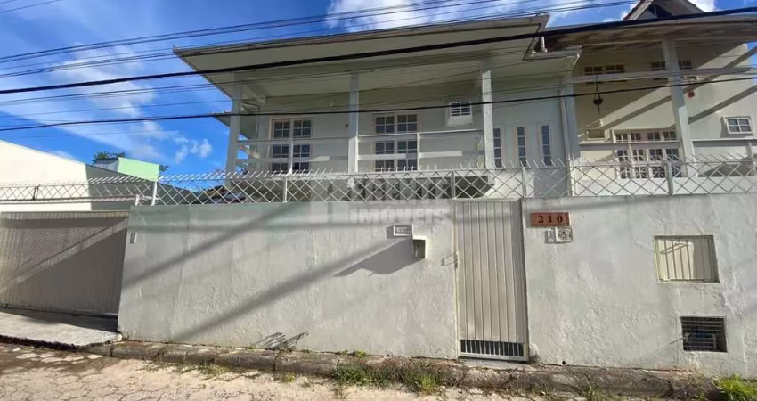 Ótima casa com 4 dormitórios no bairro rio tavares!