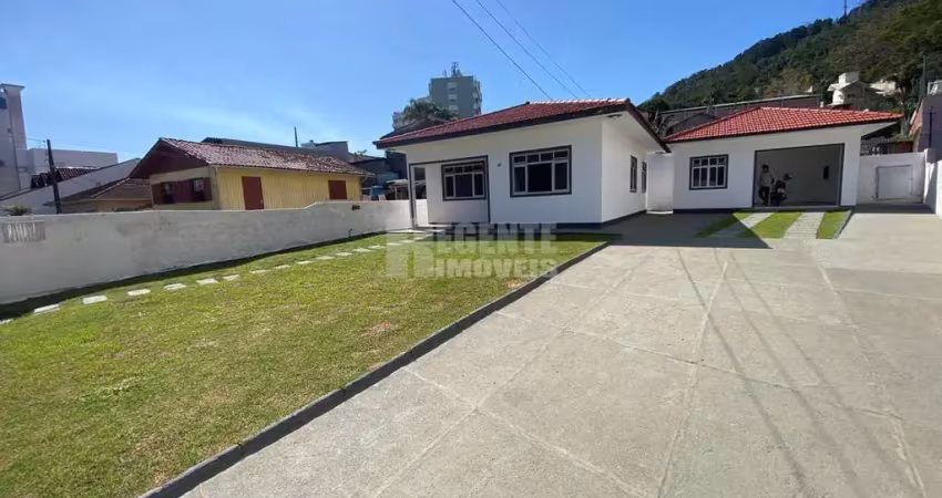 Casa com 3 quartos para alugar na Rua Salvatina Feliciana dos Santos, 113, Itacorubi, Florianópolis