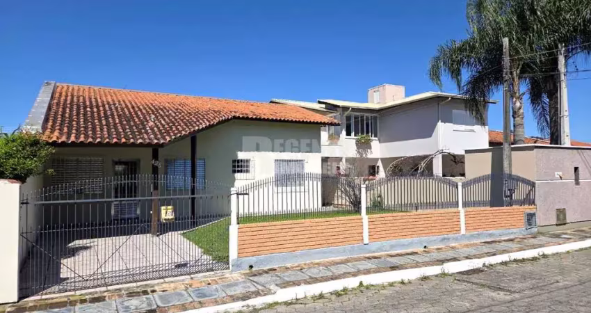 Casa com 3 quartos à venda na Rua César Augusto de Souza, 428, Carianos, Florianópolis
