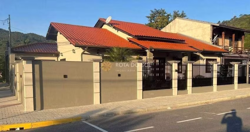 Casa mobiliada 4 quartos e 2 vagas no Centro de Porto Belo