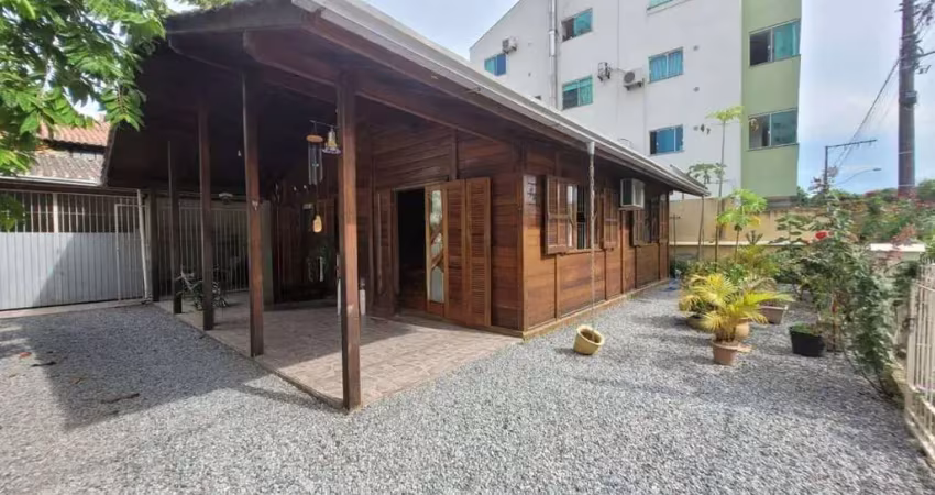 Casa mobiliada com 2 quartos e 2 vagas na Meia Praia