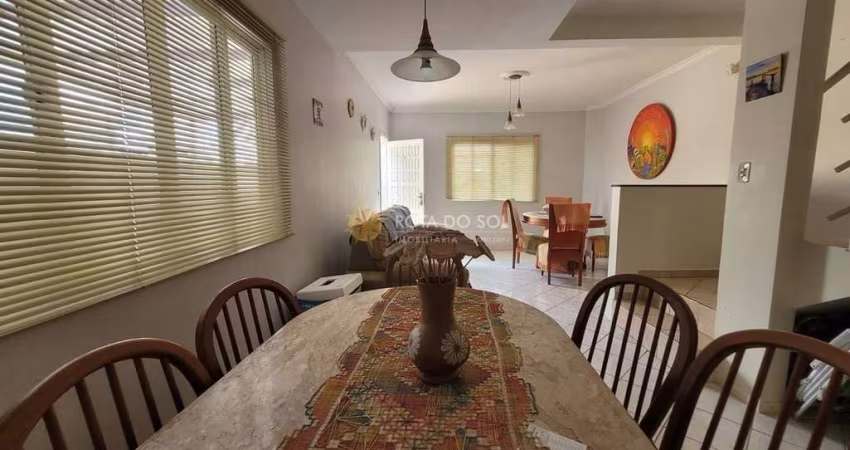 Casa mobiliada com 3 quartos e 3 vagas na Meia Praia Itapema