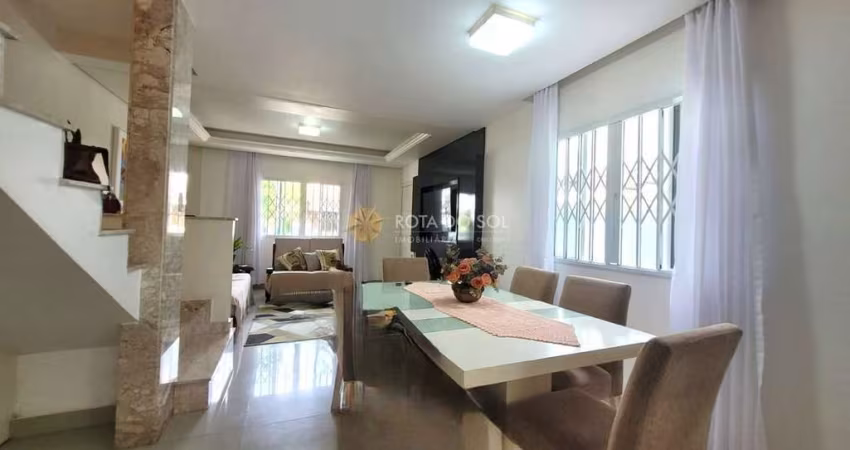 Casa 2 pavimentos mobiliada com 3 quartos e 3 vagas na Meia Praia