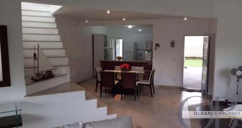 SOBRADO DENTRO DE CONDOMINIO FECHADO COM 3 DORMITÓRIOS.