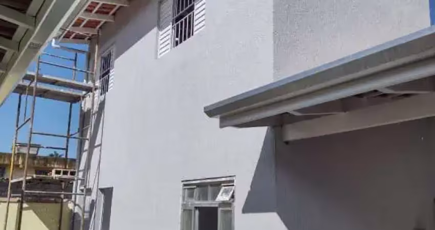 CASA COM 3 SUÍTES MAIS EDÍCULA A 100 METROS DA PRAIA DE MARANDUBA.