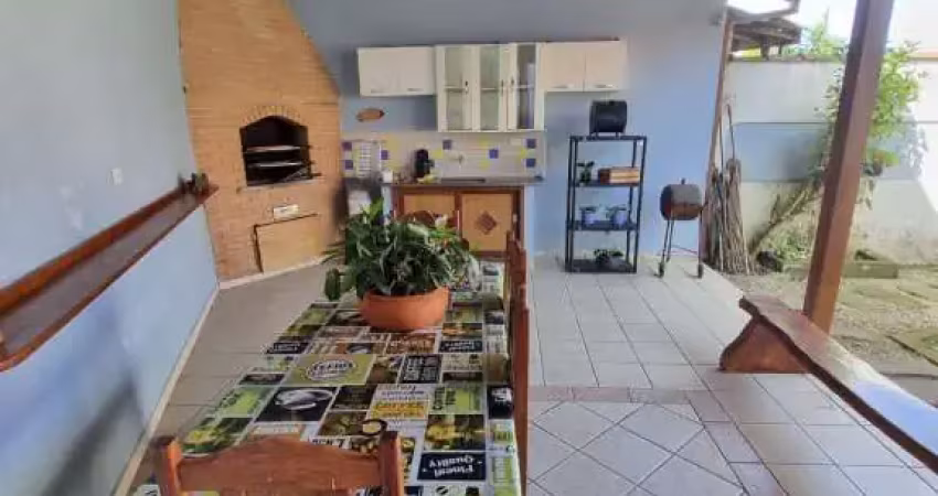 CASA DE ALTO PARÃO TÉRREA COM MEZANINO NO PARQUE VIVAMAR.