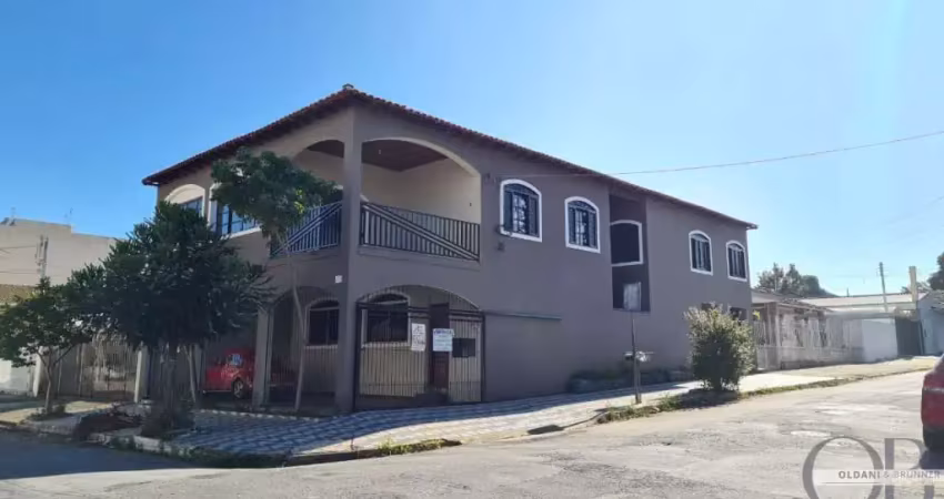CASA COM 5 DORMITÓRIOS EM GUARATINGUETÁ.