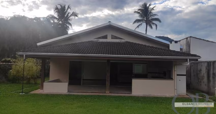 CASA TERREA COM MAIS EDÍCULA DENTRO DE CONDOMINIO FECHADO.