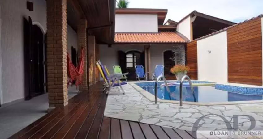 CASA DE ALTO PADRÃO DENTRO DE CONDOMINIO FECHADO.