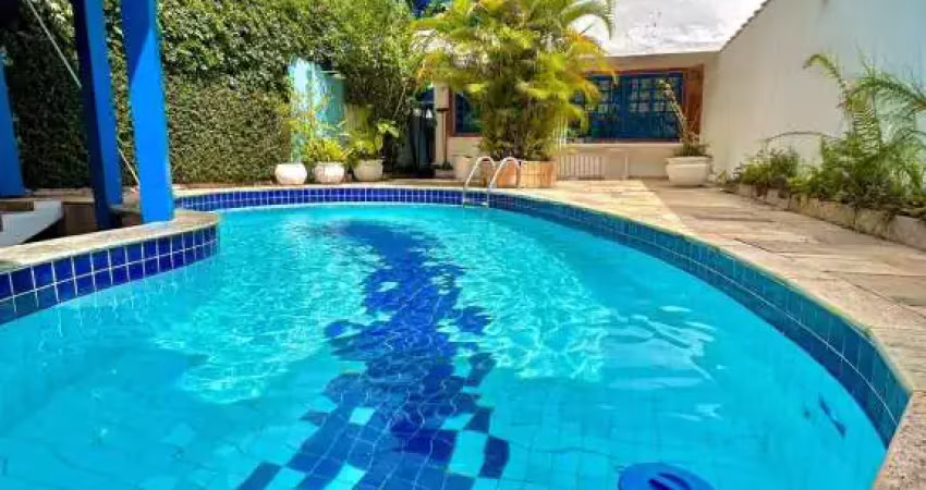 SOBRADO COM 4 DORMITÓRIOS E PISCINA NO SACO DA RIBEIRA.