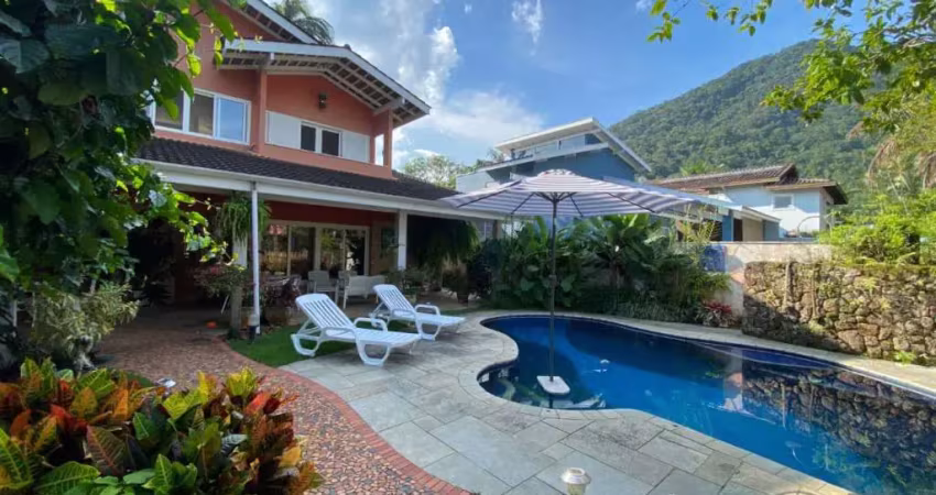 CASA DE ALTISSIMO PADRÃO COM 4 SUÍTES DENTRO DE CONDOMINIO FECHADO.