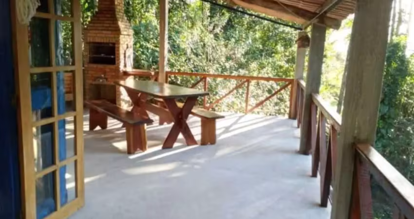 EXCELENTE CASA COM 3 DORMITÓRIOS NA PRAIA DA ALMADA.