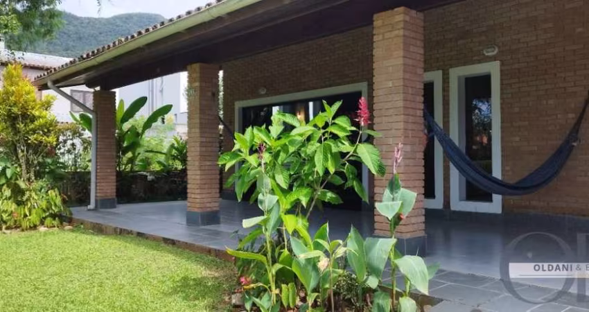 SOBRADO MOBILIADO COM 4 DORMITÓRIOS DENTRO DE CONDOMINIO FECHADO.