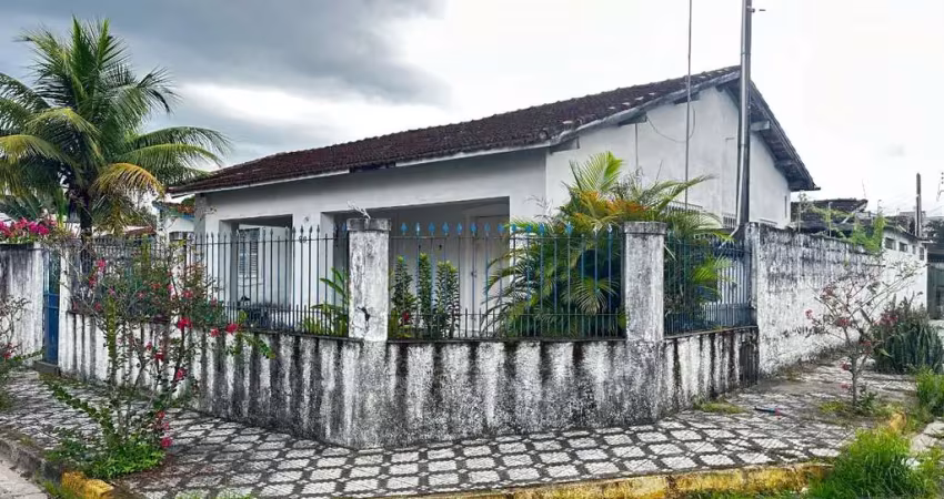 Casa térrea de esquina com 2 dormitórios apenas 200 metros da mar no centro.
