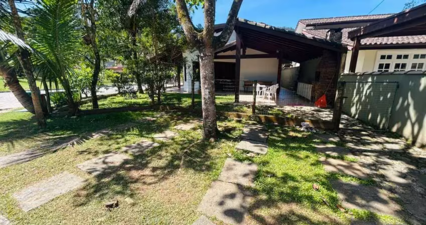 Casa térrea com 3 dormitórios dentro de condominio.