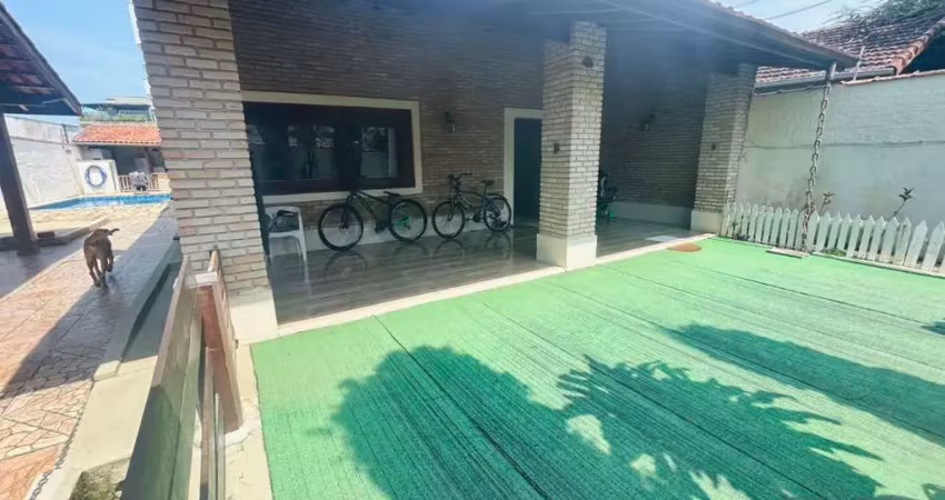 Casa no itaguá com 4 dormitórios mais edicula e piscina apenas 30 metros do mar.