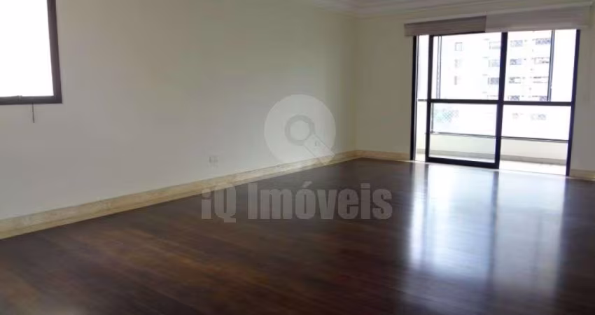 Amplo Apartamento Moema