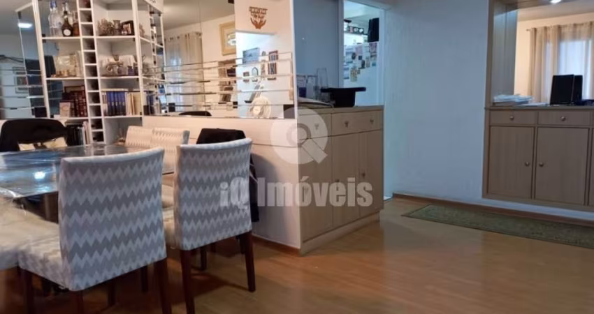 Apartamento super reformado com ar condicionado