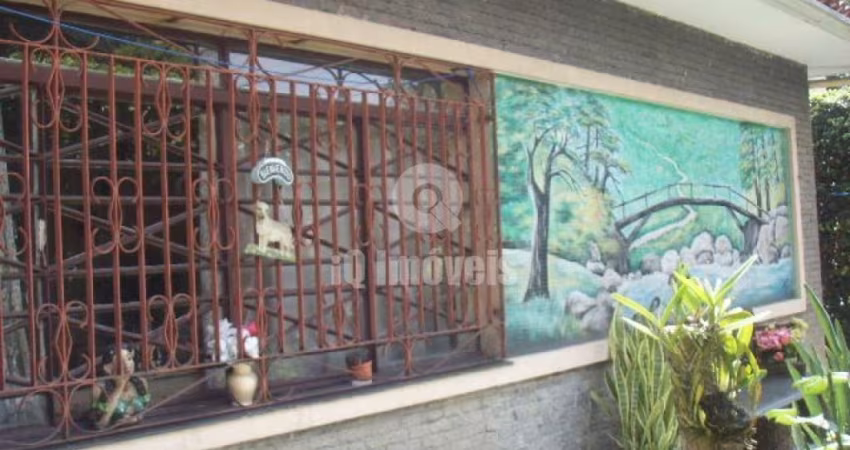 Vende Casa Térrea no Campo Belo, esquina com jardim e churrasqueira.