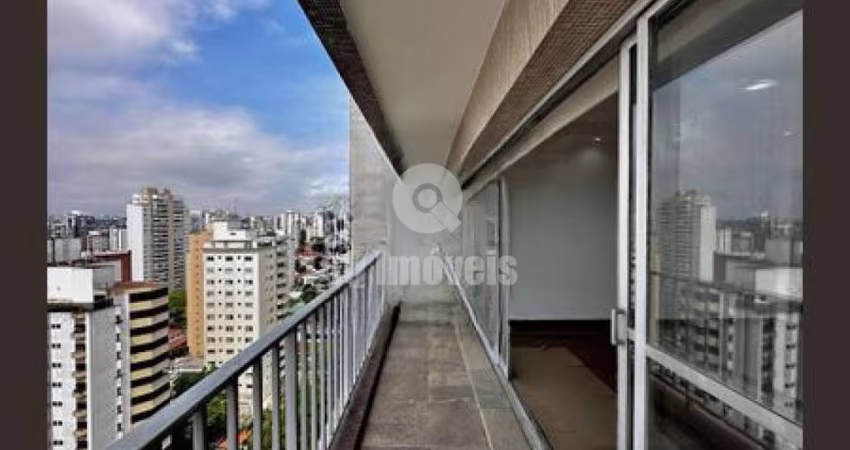 Cobertura duplex no Campo Belo com piscina privativa.