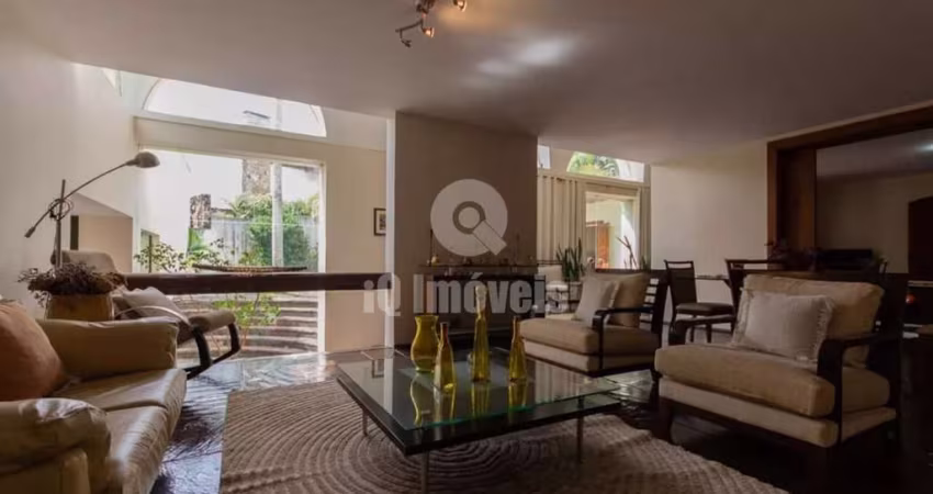 Casa a venda no Morumbi, 800 metros, 6 dormitórios, 3 suítes, 6 vagas.