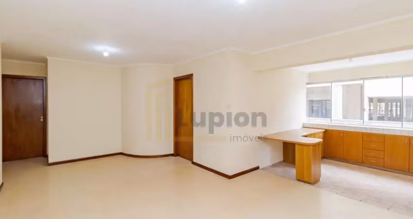 Imóvel com 3 quartos, suíte, sala e varanda integradas, cozinha com lavanderia e depósito.