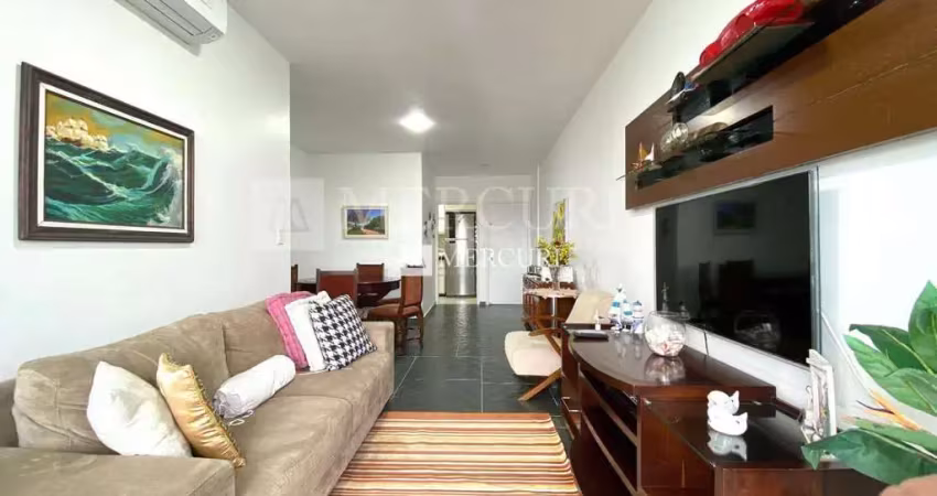 Apartamento no guarujá, enseada, 3 quartos, sala para 2 ambientes e sacada - mercuri imóveis - imobiliária no guarujá