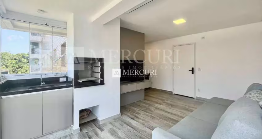 Apartamento no guarujá, astúrias, 2 quartos, sala integrada e varanda gourmet com churrasqueira - mercuri imóveis - imobiliária no guarujá
