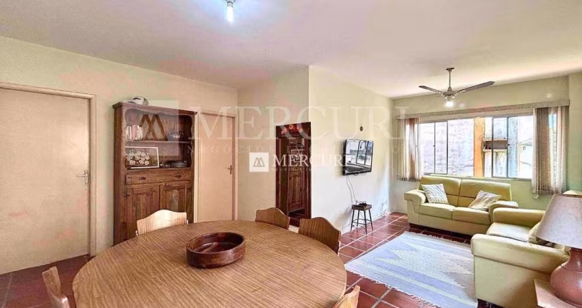 Apartamento na Praia da Enseada com Sala Ampla e 2 Quartos