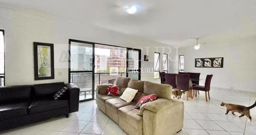 Apartamento na Praia da Enseada com Vista Urbana