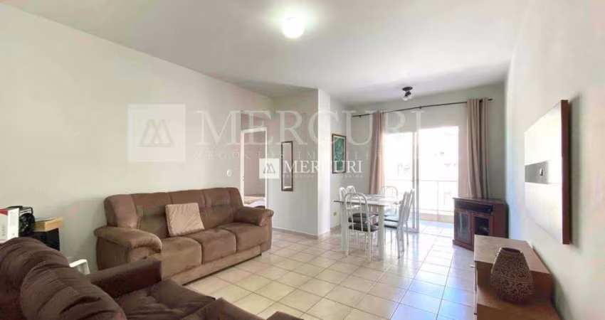 Apartamento no Guarujá, Enseada, sacada e próximo ao mar.