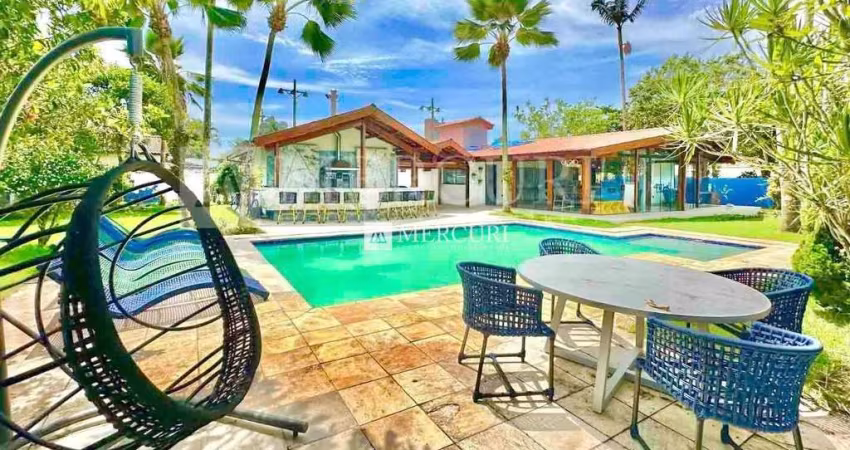 Casa no Guarujá, Enseada, com piscina e churrasqueira.