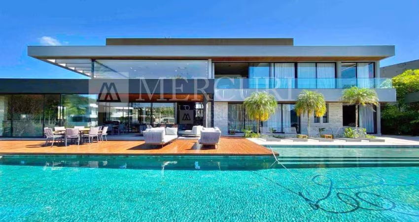 Casa no Guarujá, Condomínio Fechado, Marina Guarujá, 7 suítes, Piscina, Heliponto, Pier para Embarcação, Reformada.