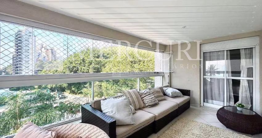 Apartamento no Guarujá, Astúrias, 3 suítes, varanda gourmet e vista parcial do mar.