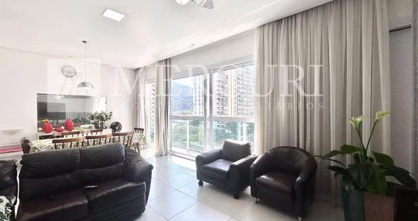 Apartamento no Guarujá, Pitangueiras, região central, com 3 dormitórios, e vista para o mar.