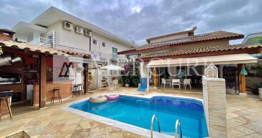 Casa no Guarujá, Piscina, Churrasqueira, 5 Quartos sendo 4 Suítes