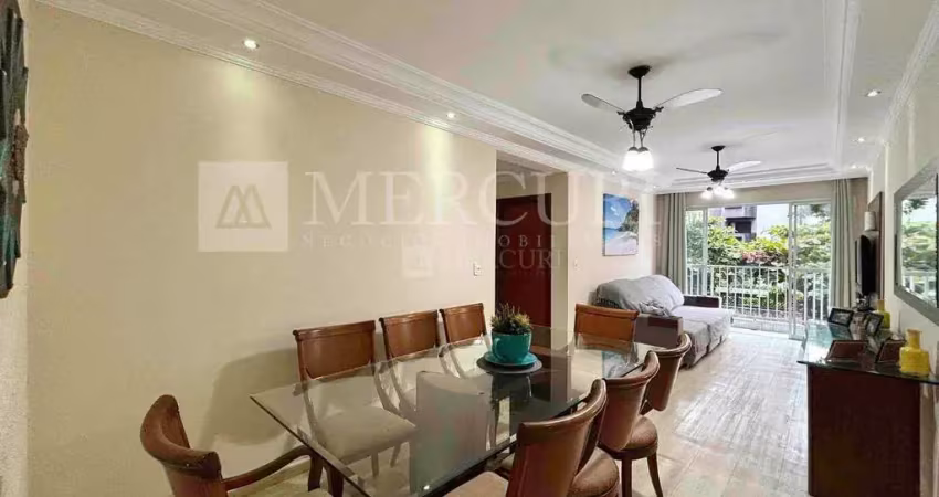 Apartamento no guarujá, enseada, 2 quartos, sala para 2 ambientes e sacada- mercuri imóveis - imobiliária no guarujá