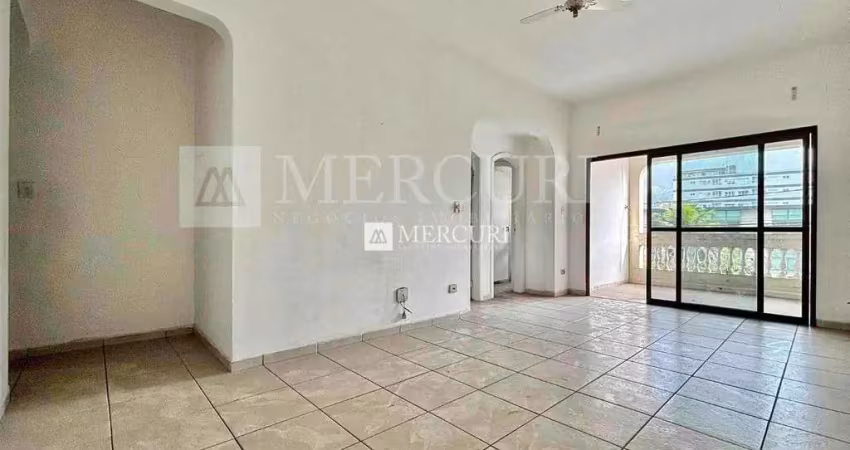 Apartamento no guarujá, enseada, 2 quartos, sala para 2 ambientes e sacada - mercuri imóveis - imobiliária no guarujá