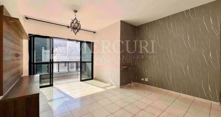 Apartamento no guarujá, pitangueiras, 3 quartos e lazer no prédio, sala para 2 ambientes e sacada - mercuri imóveis - imobiliária no guarujá