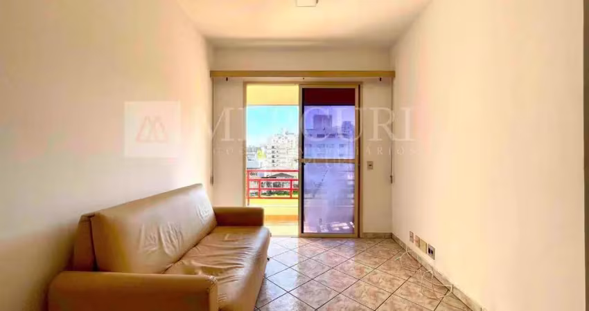Apartamento no guarujá, enseada, região da unoeste, 2 quartos, sala para 2 ambientes e sacada - mercuri imóveis - imobiliária no guarujá