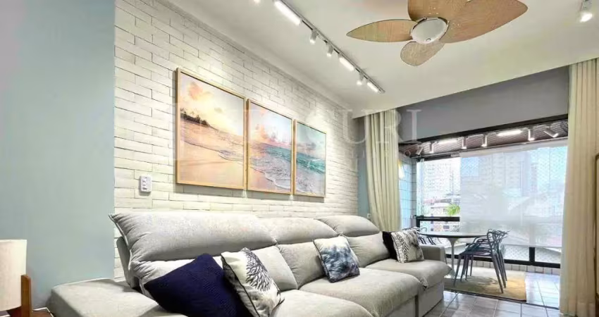 Apartamento no guarujá, astúrias, sala para 2 ambientes e sacada - mercuri imóveis - imobiliária no guarujá