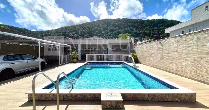 Casa no guarujá, praia do guaiuba, 4 quartos, cozinha planejada, área gourmet com piscina e churrasqueira - mercuri imóveis - imobiliária no guarujá