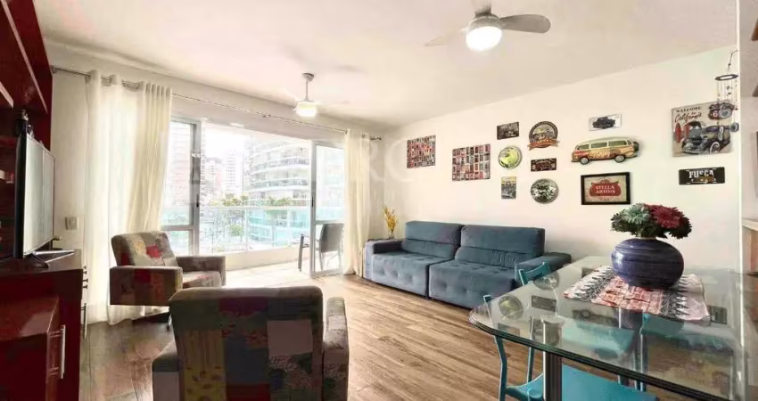 Apartamento no guarujá, astúrias, 2 quartos, sendo 1 suítes e sacada - mercuri imóveis - imobiliária no guarujá