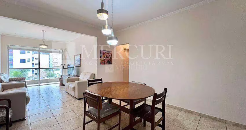 Apartamento no guarujá, enseada, com 2 quartos e sacada com vista parcial para o mar - mercuri imóveis - imobiliária no guarujá