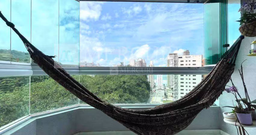 Apartamento no guarujá, astúrias, 3 quartos, sendo 1 suíte, sacada com vista parcial para o mar - mercuri imóveis - imobiliária no guarujá