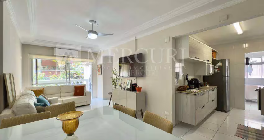 Apartamento no guarujá, enseada, 2 quartos, sendo 1 suíte, sacada com vista livre e quintal privativo - mercuri imóveis - imobiliária no guarujá