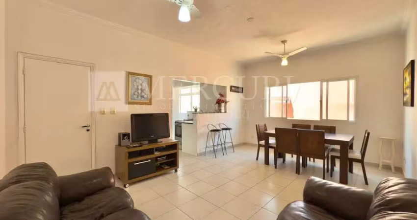 Apartamento no guarujá, enseada, 2 quartos, sendo 1 suíte,  sacada e próximo à praia  - mercuri imóveis - imobiliária no guarujá