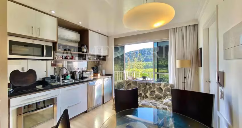 Apartamento no guarujá, enseada, 2 quartos, sendo 1 e sacada com vista para a mata - mercuri imóveis - imobiliária no guarujá