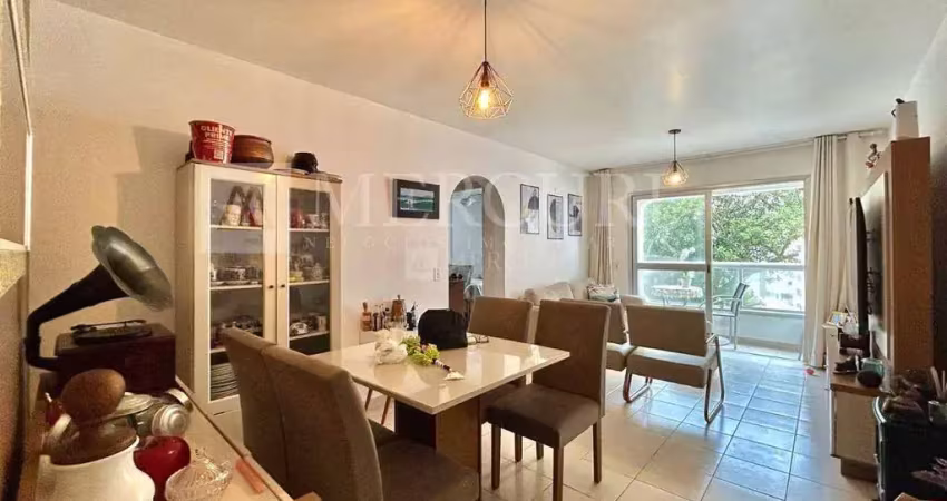 Apartamento no guarujá, pitangueiras, 2 quartos, próximo da praia e sacada com vista para o mar - mercuri imóveis - imobiliária no guarujá