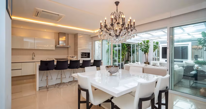Casa em condomínio fechado com 257 m² privativos, 3 vagas livres, alto padrão e jardim.